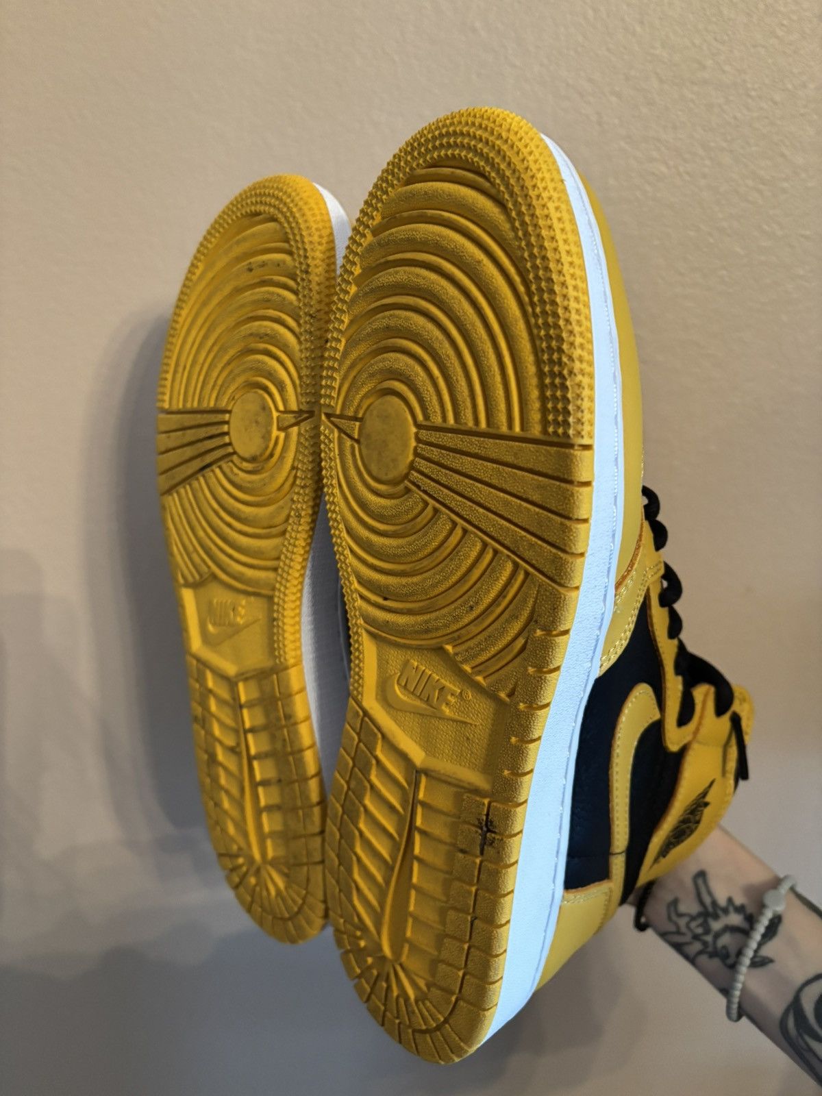 Jordan Brand Air Jordan 1 Retro High OG GS ‘Pollen' Size US 7 / EU 40 - 5 Thumbnail