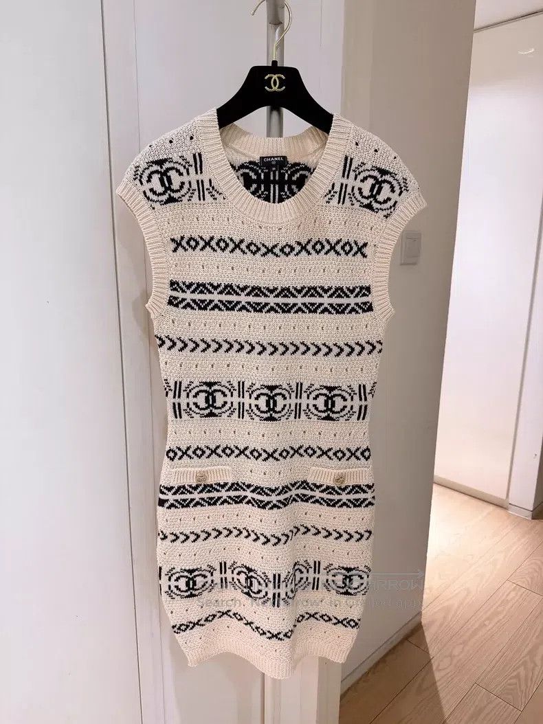 Chanel Chanel Large logo knitted dress Size XS / US 0-2 / IT 36-38 - 1 Thumbnail