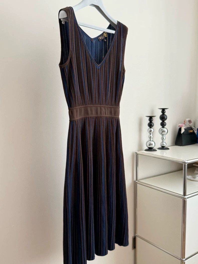 Loro Piana LORO PIANA V-neck knit stretch dress with tuck Size S / US 4 / IT 40 - 1 Thumbnail