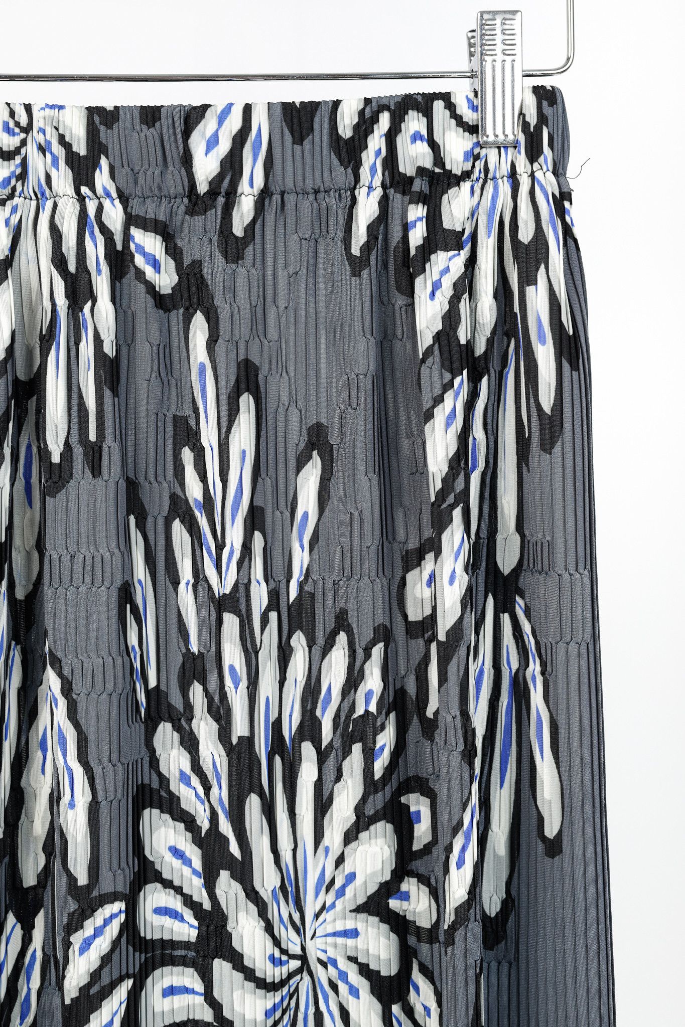 Pleats Please Issey Miyake Issey Miyake Grey Pleated Floral-Print Skirt Size 24" / US 00 / IT 34 - 4 Thumbnail
