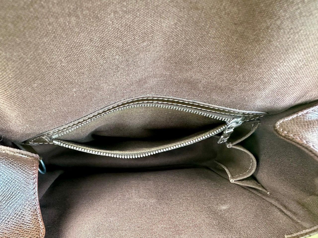 Louis Vuitton Authentic Louis Vuitton Grizzli Taiga Yaranga Porte Appareil Size ONE SIZE - 9 Thumbnail
