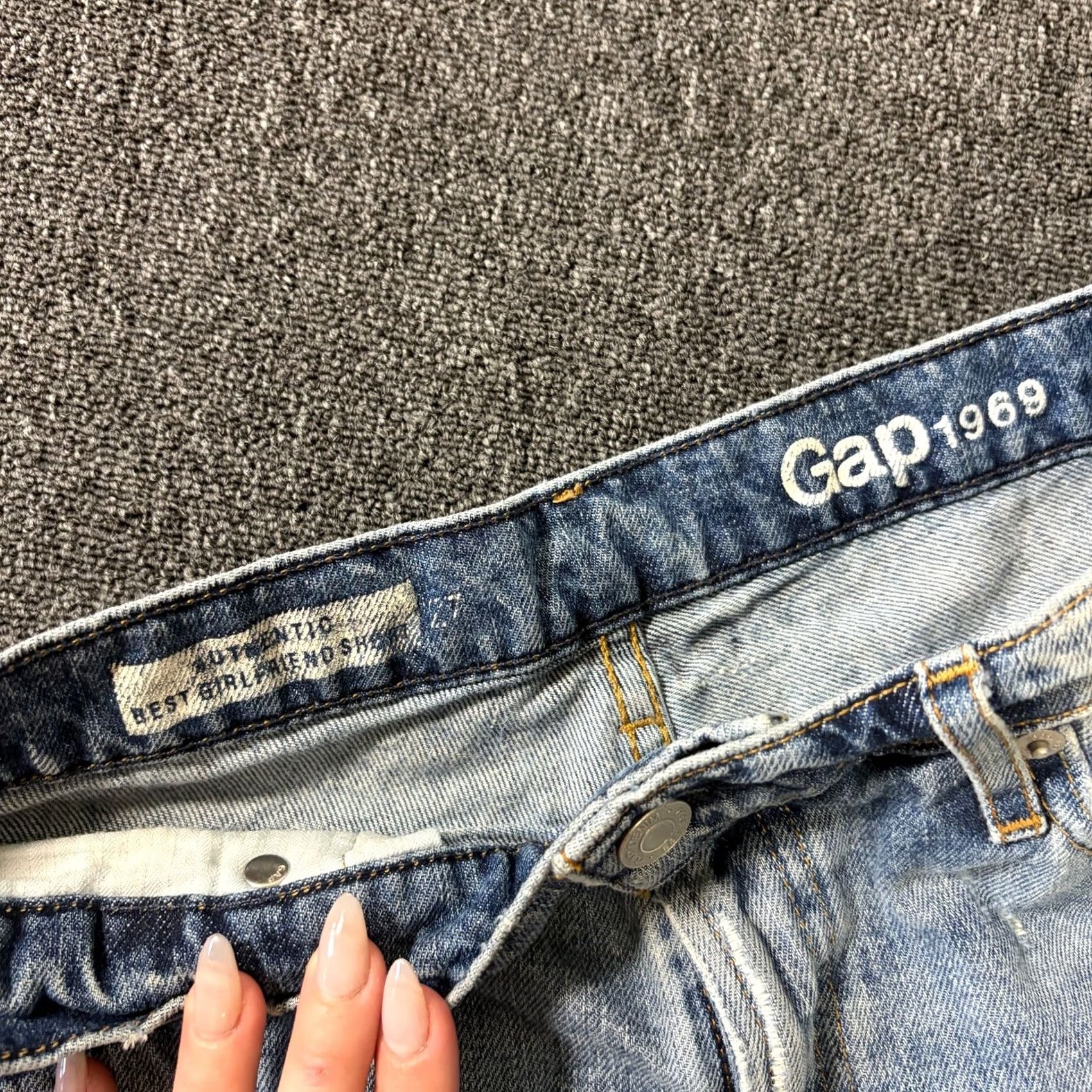 Gap VINTAGE Gap Girlfriend Frayed Light Wash Denim Jean Shorts Women’s 27 Regular Blue Jeans Shorts Women 27 Size 27" / US 4 / IT 40 - 3 Thumbnail
