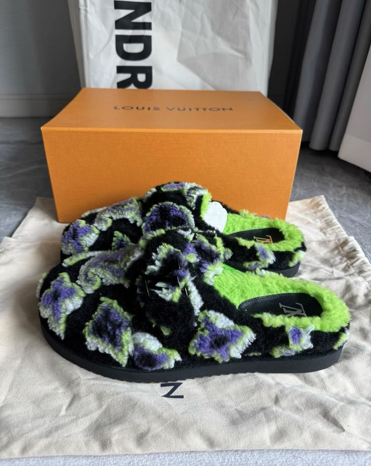 Louis Vuitton Louis Vuitton LV Easy Fur Slides, All-over Logo K6 Size US 8.5 / EU 41-42 - 1 Thumbnail