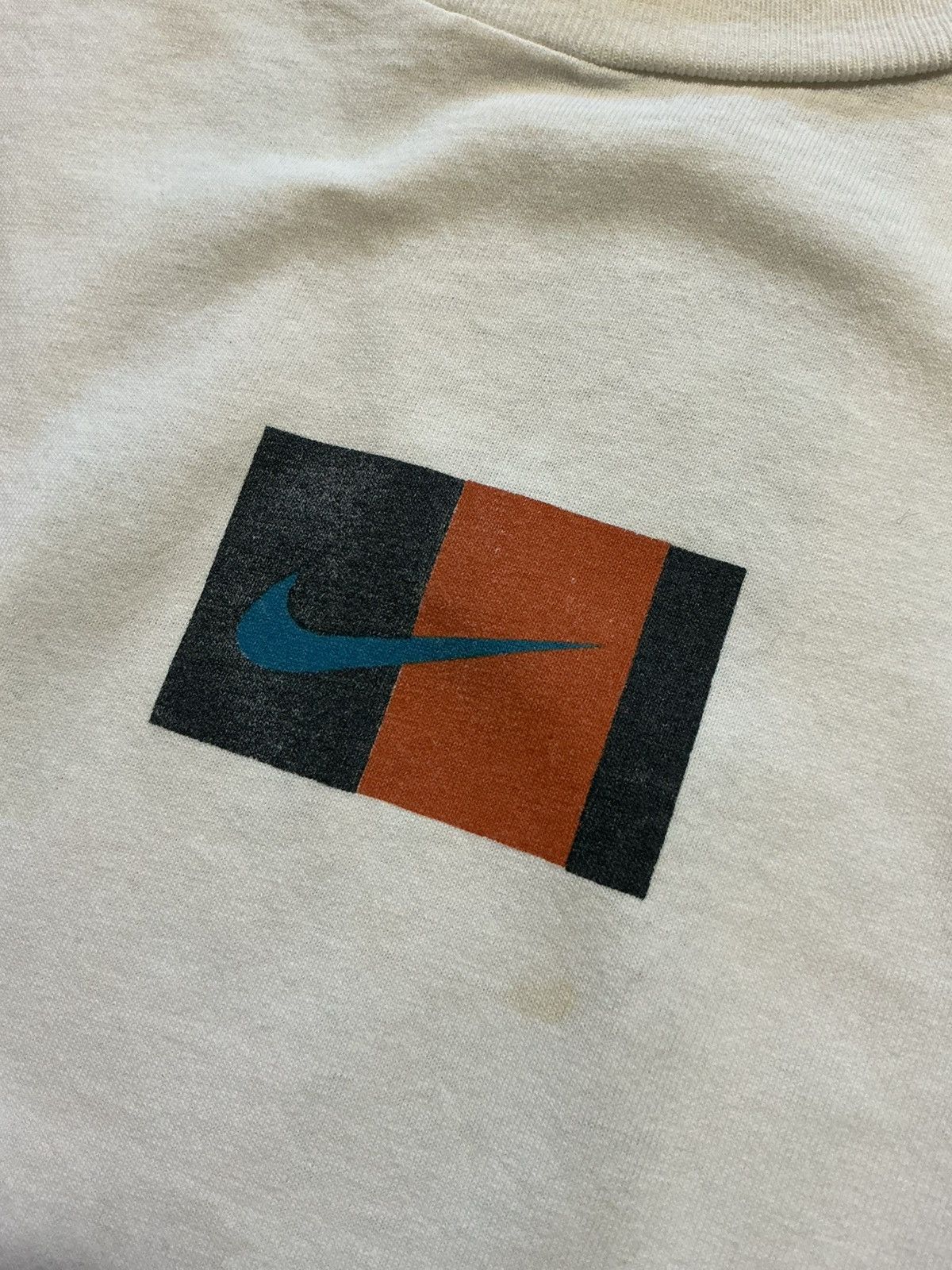 Nike Vintage 90s Nike Box Logo Center Swoosh Graphic T-Shirt Size US XL / EU 56 / 4 - 7 Thumbnail