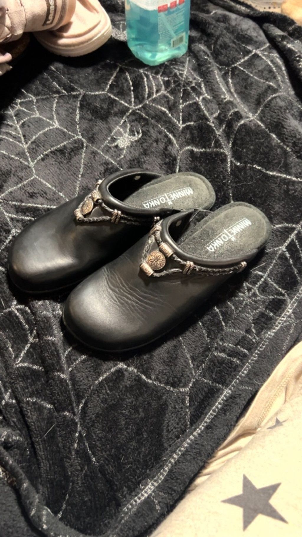 Minnetonka Minnetonka Black Leather Clogs with Silver Accents Size 5.5 Size US 5.5 / IT 35.5 - 2 Thumbnail