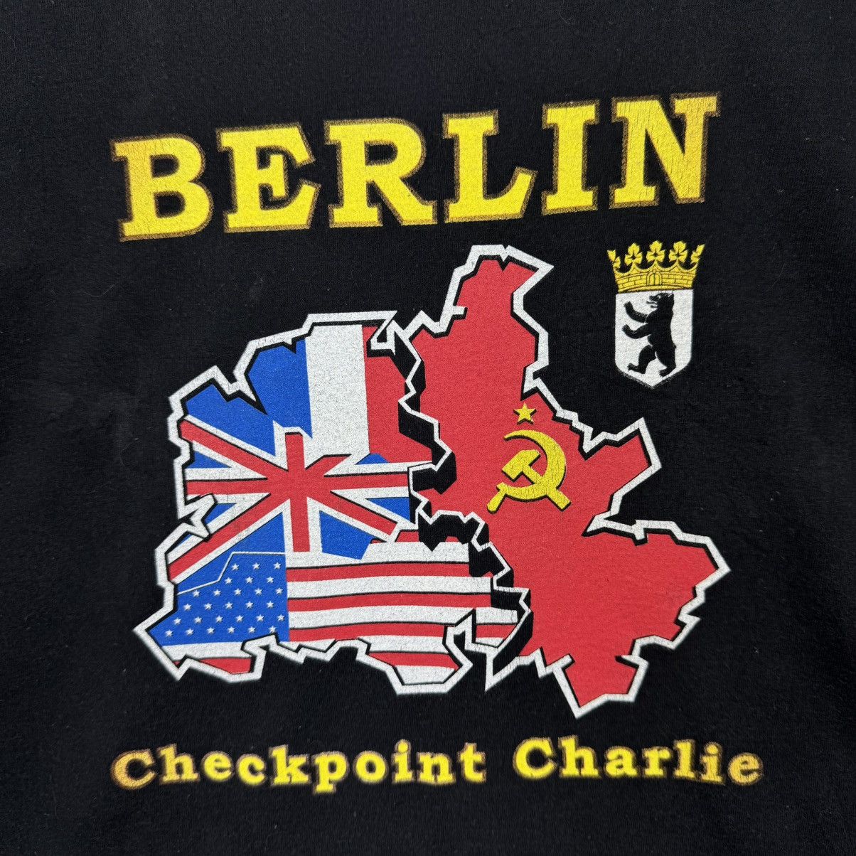 Vintage Vintage Berlin Checkpoint Charlie Tshirt Size US XXL / EU 58 / 5 - 2 Thumbnail