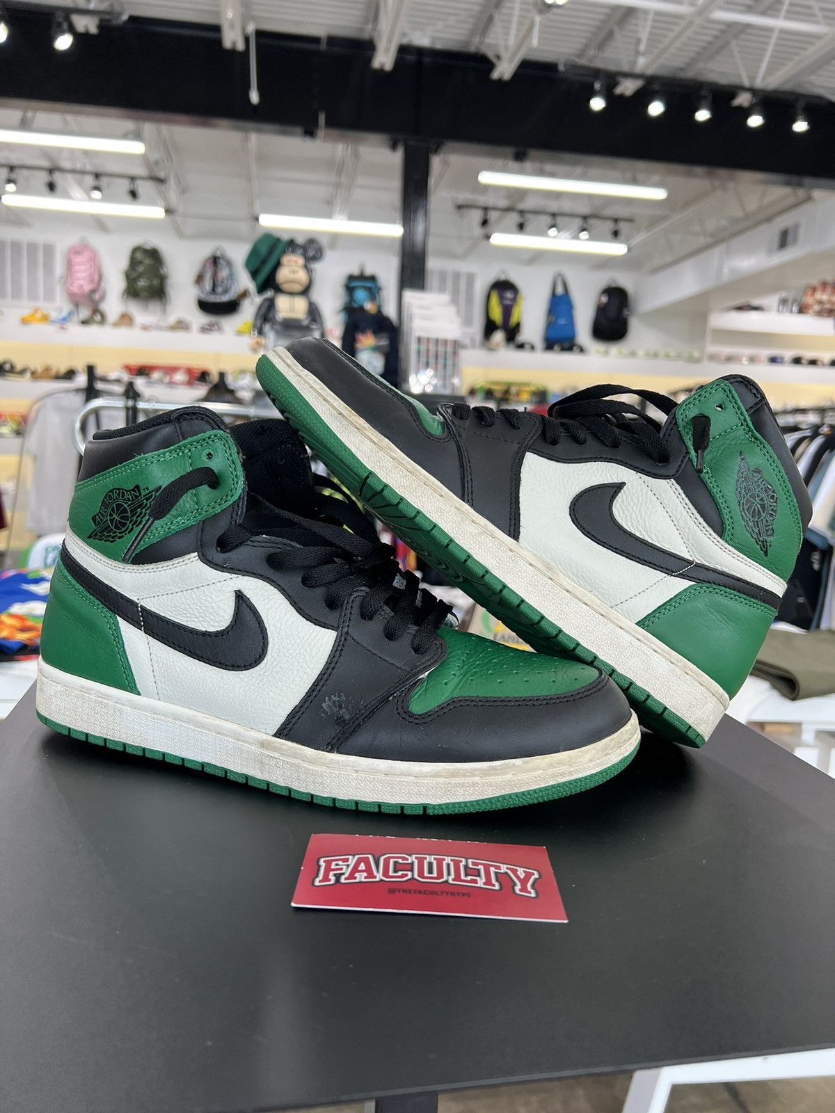 Jordan Brand × Nike Jordan 1 Retro High Pine Green 2018 Size US 10.5 / EU 43-44 - 1 Thumbnail