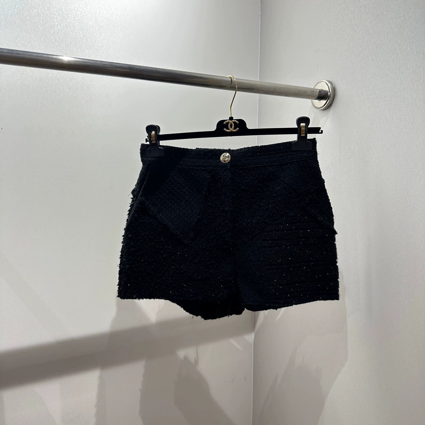 Chanel Chanel apr234 tweed sequin wool shorts 38 Size 27" / US 4 / IT 40 - 1 Thumbnail
