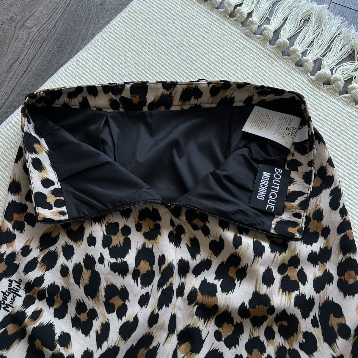Boutique Moschino Boutique Moschino Leopard Printed Pencil Skirt Size 28" / US 6 / IT 42 - 4 Thumbnail