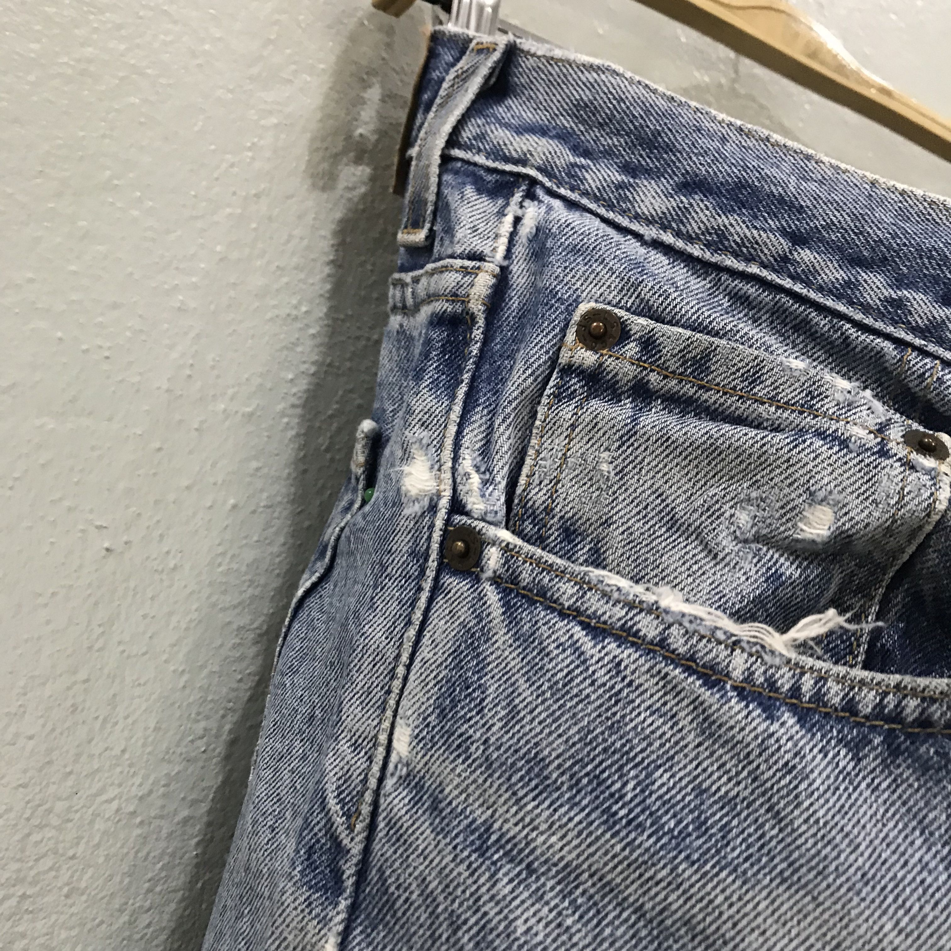 Levi's Vintage Levi’s 569 Loose Straight Light Wash Distressed Size US 34 / EU 50 - 11 Thumbnail