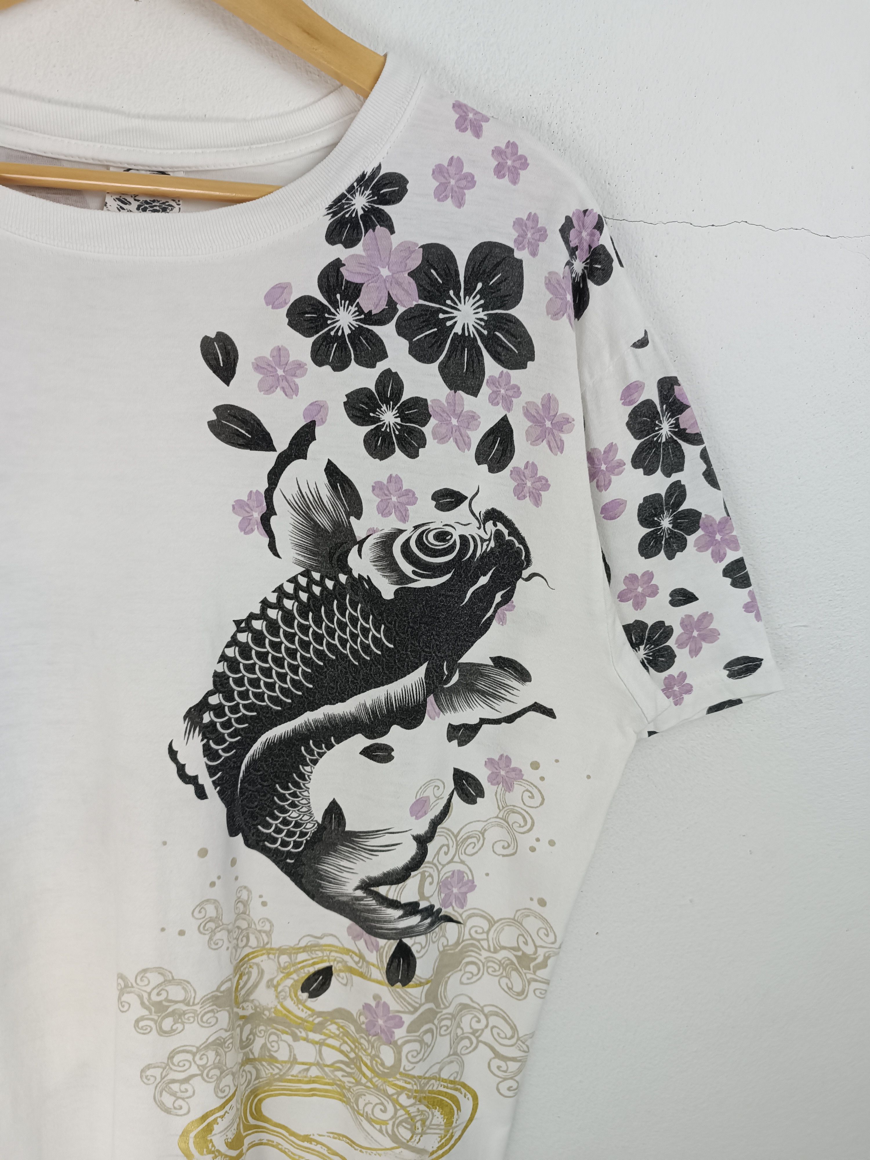 Japanese Brand VINTAGE KOI SUKAJAN FISH DRAGON JAPAN YAKUZA TATOO TEE Size US XL / EU 56 / 4 - 6 Thumbnail