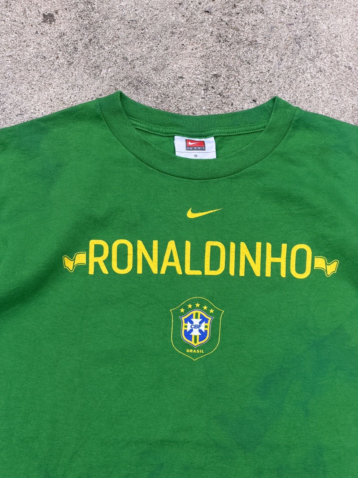 Nike Vintage Brazil 00's "Ronaldinho No.10" T-shirt Size US S / EU 44-46 / 1 - 3 Thumbnail