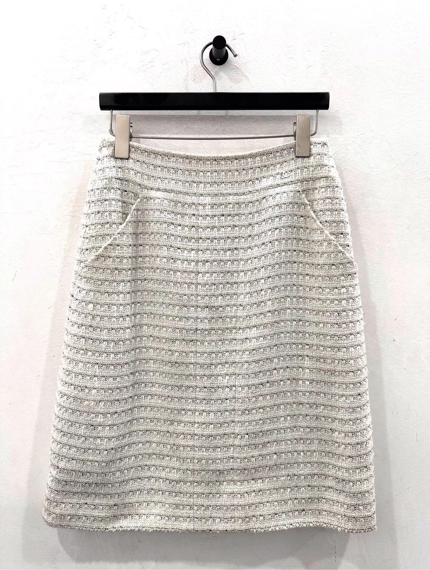 Chanel Chanel Women's ivory C logo skirt 36 Size 26" / US 2 / IT 38 - 1 Thumbnail