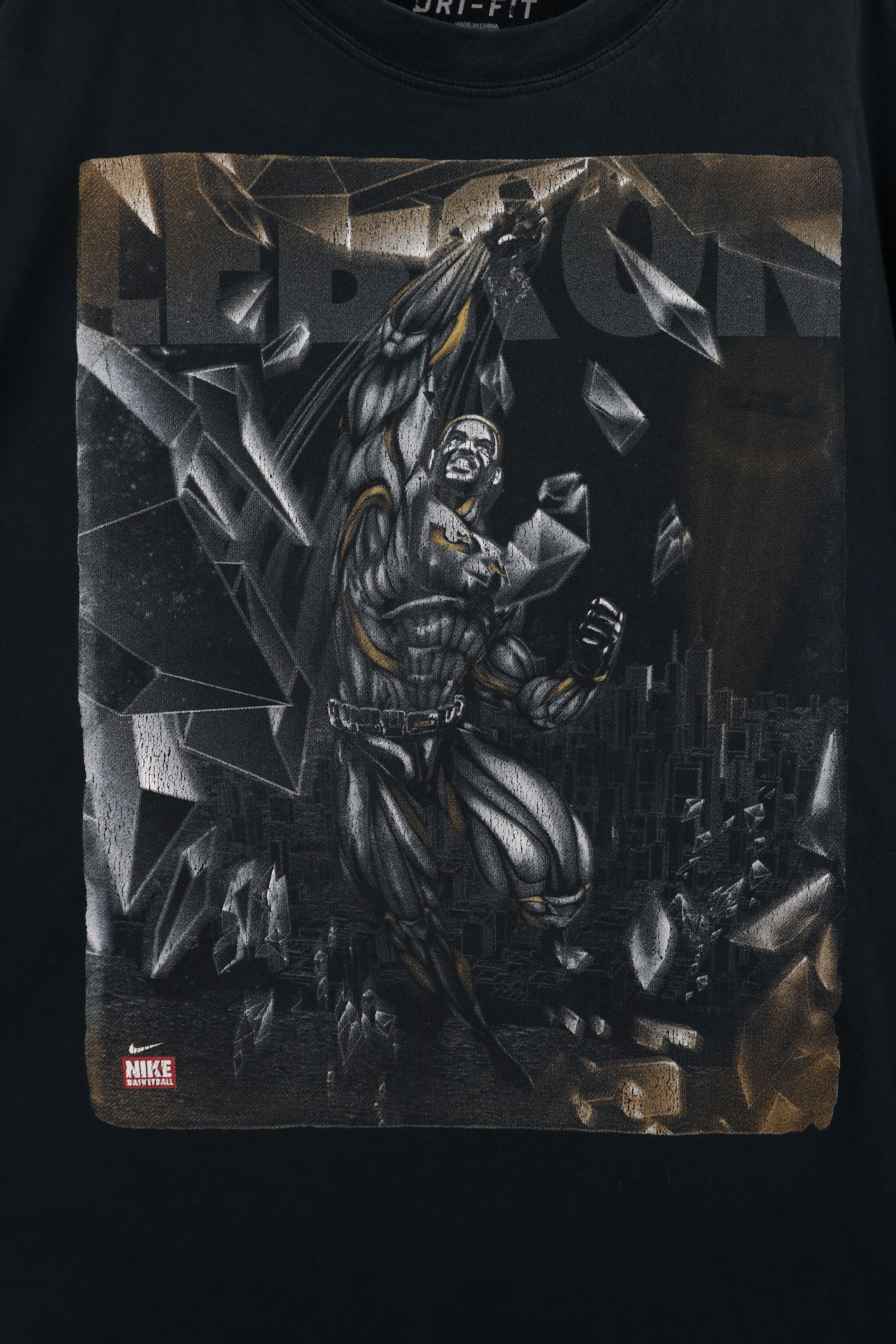 Nike × Vintage Vintage Nike Superhero Lebron James Basketball T-Shirt Black Size US XL / EU 56 / 4 - 4 Thumbnail
