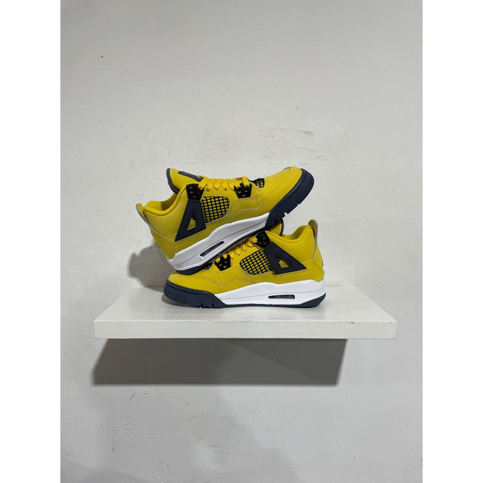 Nike JORDAN 4 RETRO LIGHTNING SIZE 3.5Y NEW Size US 5 / IT 35 - 2 Thumbnail