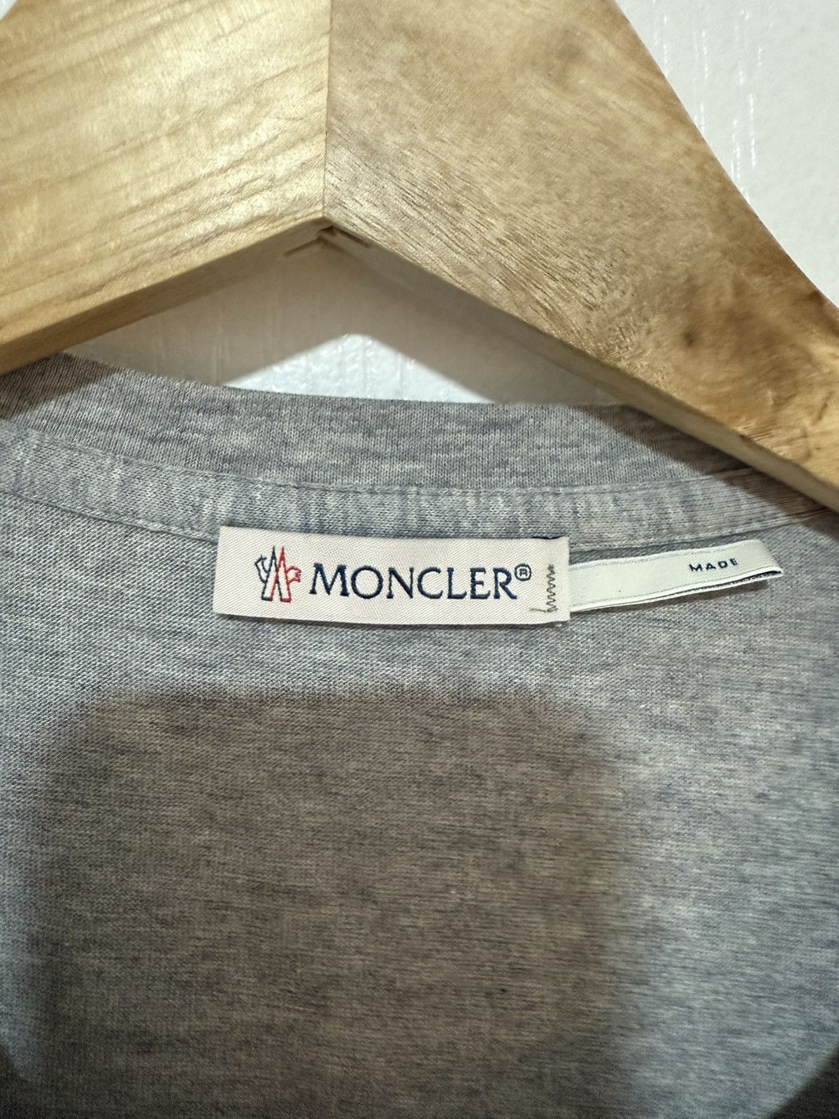 Moncler Brand new Moncler grey logo tshirt size small Size S / US 4 / IT 40 - 4 Thumbnail