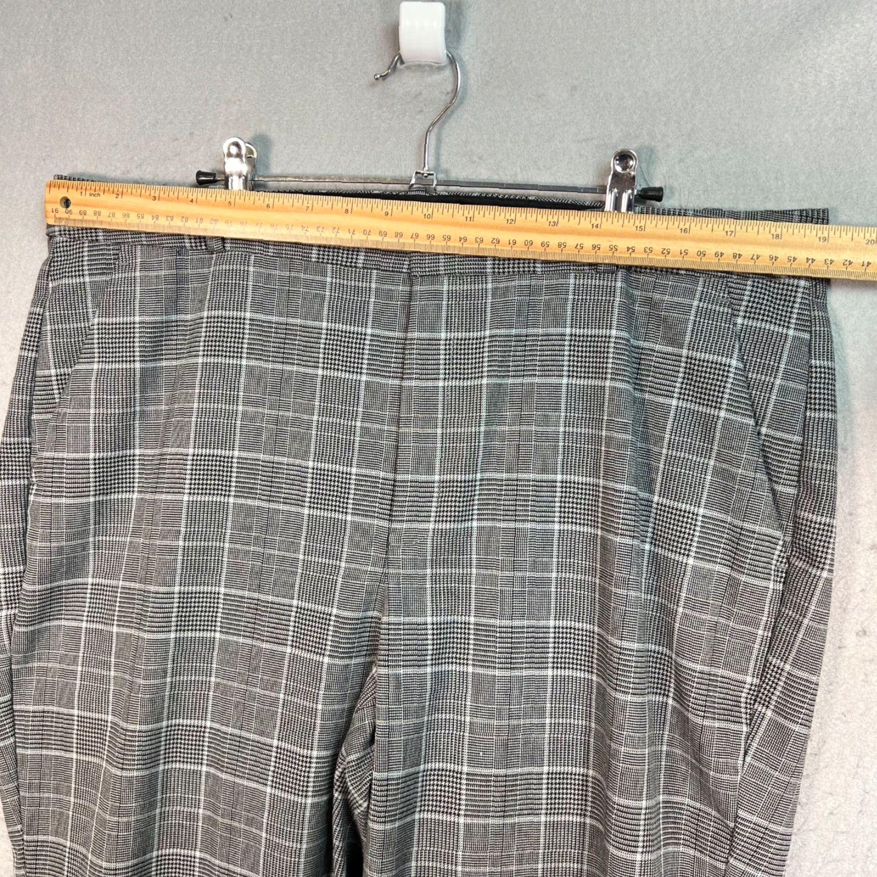 Banana Republic Banana Republic Curvy Avery Plaid Cropped Pants Size 16 Gray Black Tapered Size 38" / US 16 / IT 52 - 5 Thumbnail