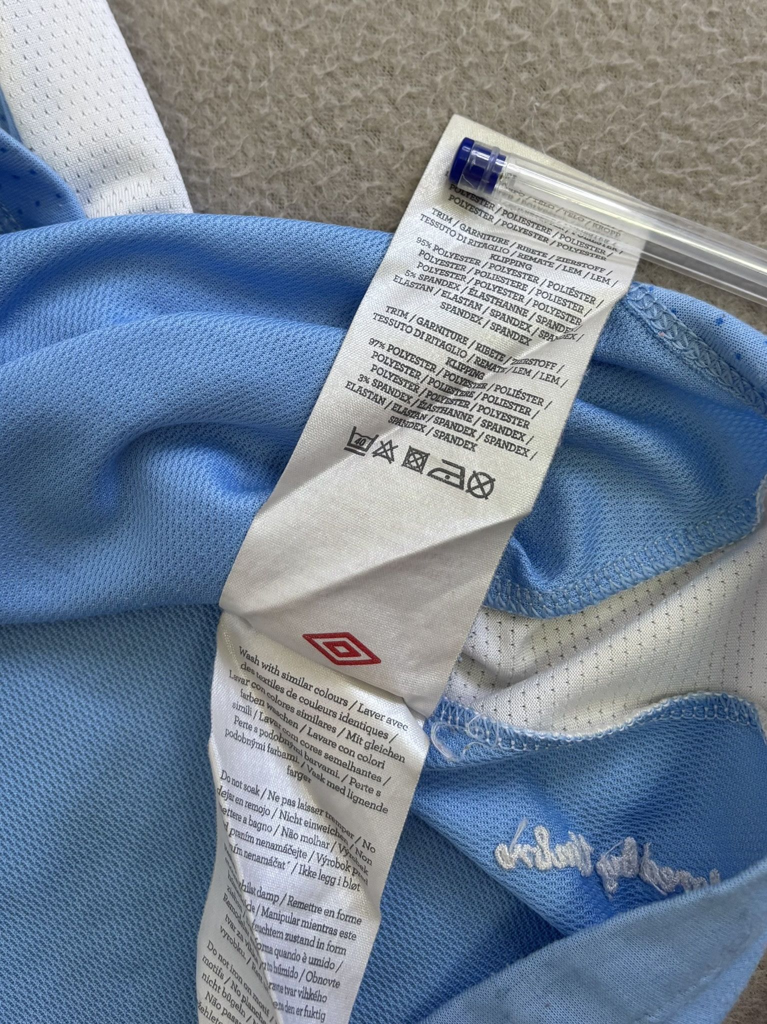 Umbro Manchester City 2011/2012 Umbro Football Jersey Size M Size US M / EU 48-50 / 2 - 18 Thumbnail