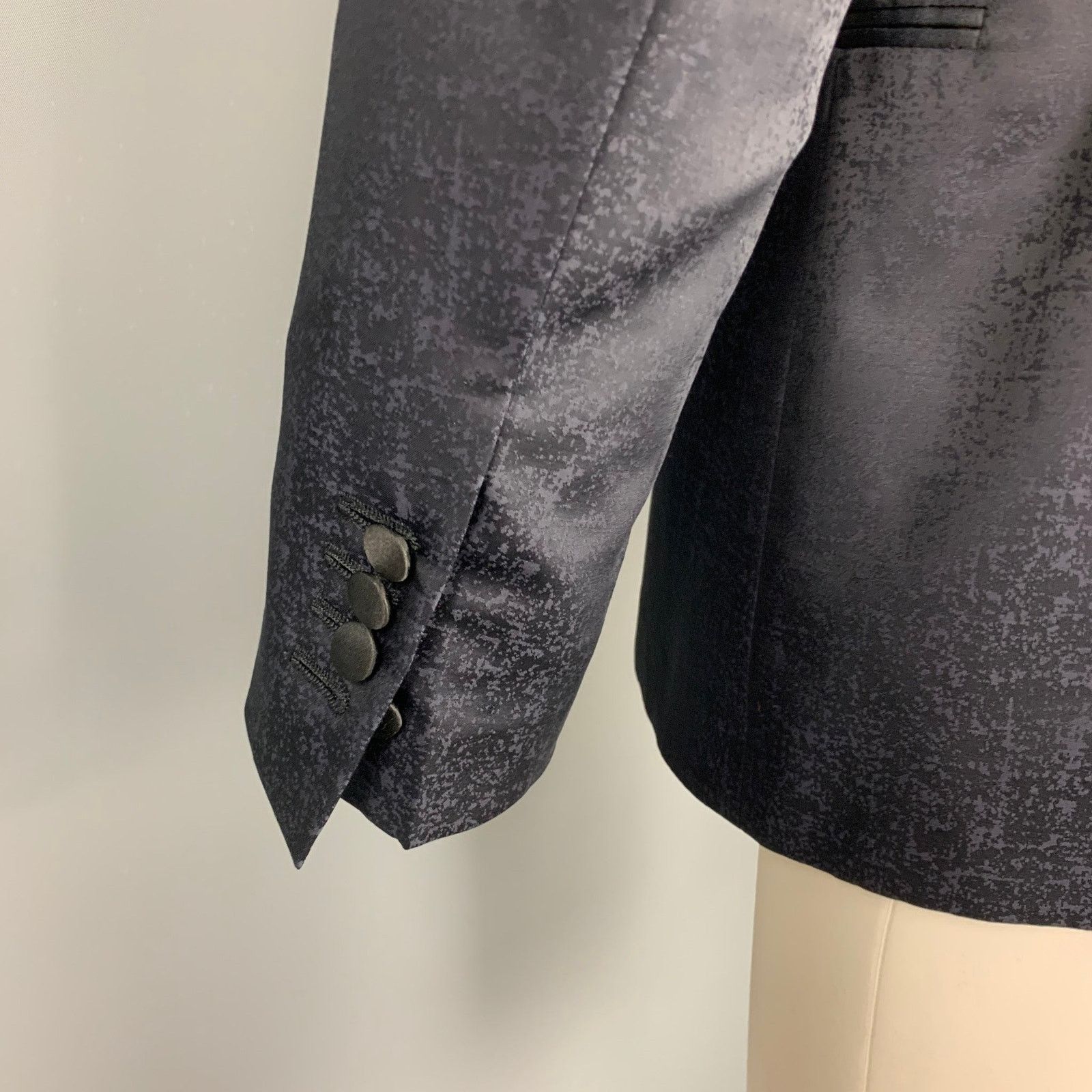 Giorgio Armani Soft Size 38 Black Marbled Wool / Silk Peak Lapel Sport Coat Size 38R - 5 Thumbnail