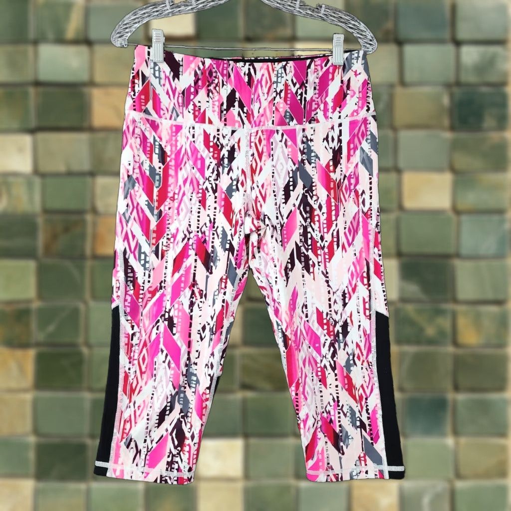 Victoria's Secret Victoria's Secret Sport Womens Pink Geometric Fitted Capri Leggings Size M Size 32" / US 10 / IT 46 - 1 Thumbnail