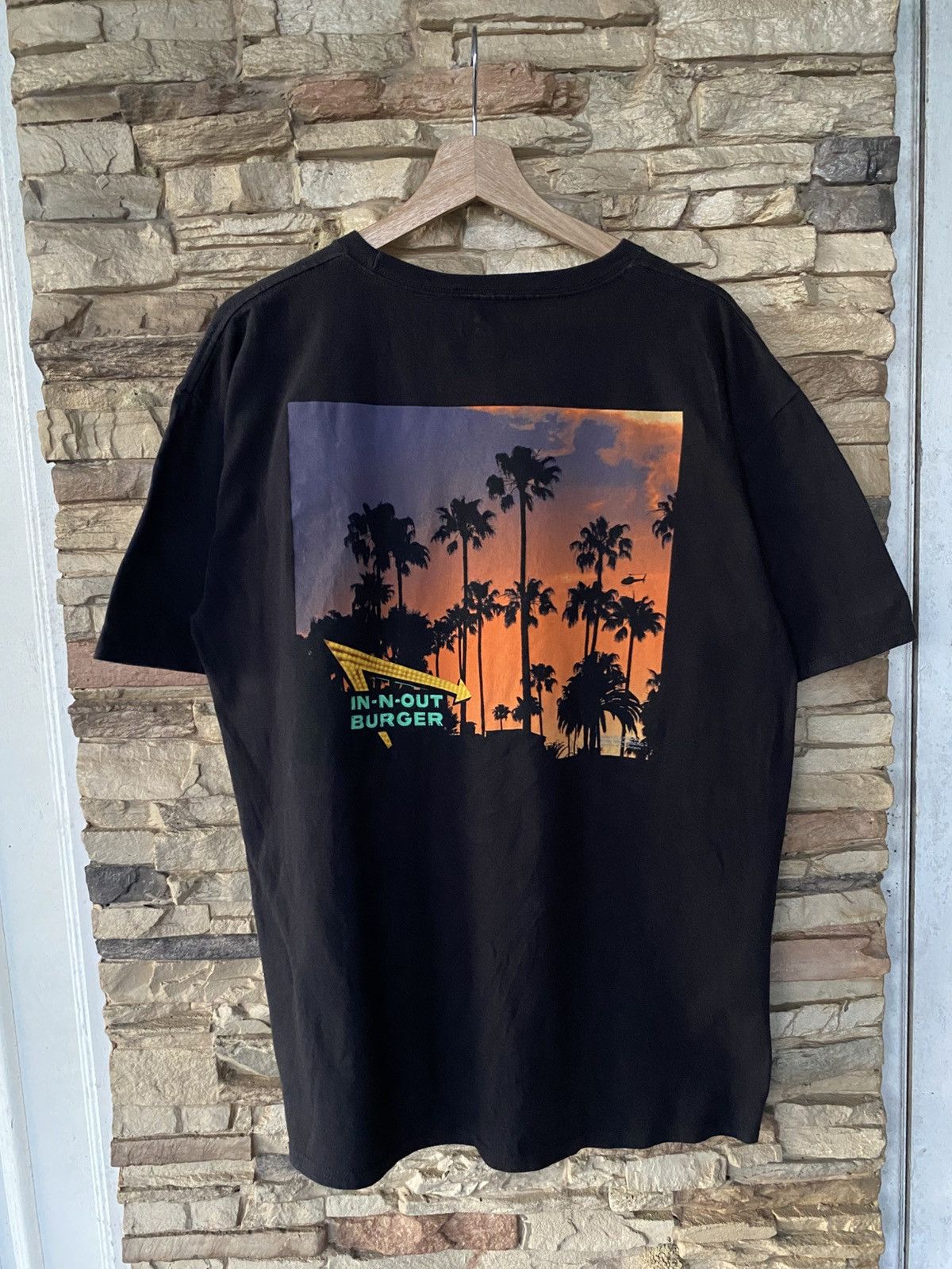 Vintage In n Out Burger Backhit Logo Tees Size US L / EU 52-54 / 3 - 1 Thumbnail