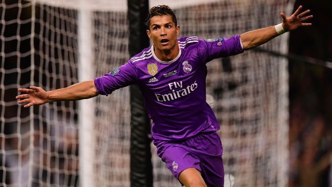 Adidas Real Madrid 2016/2017 Away Purple Ronaldo 7 A15159 Size US M / EU 48-50 / 2 - 3 Thumbnail
