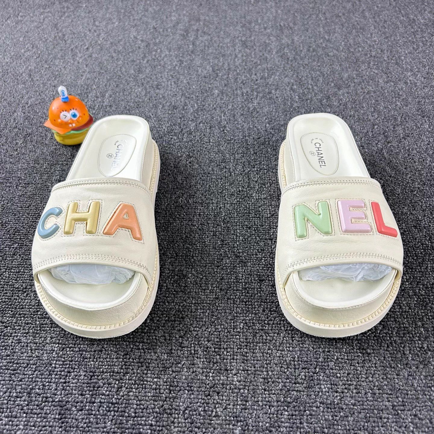 Chanel Chanel Women's White Slippers EUR 36 Size US 5 / IT 35 - 2 Thumbnail