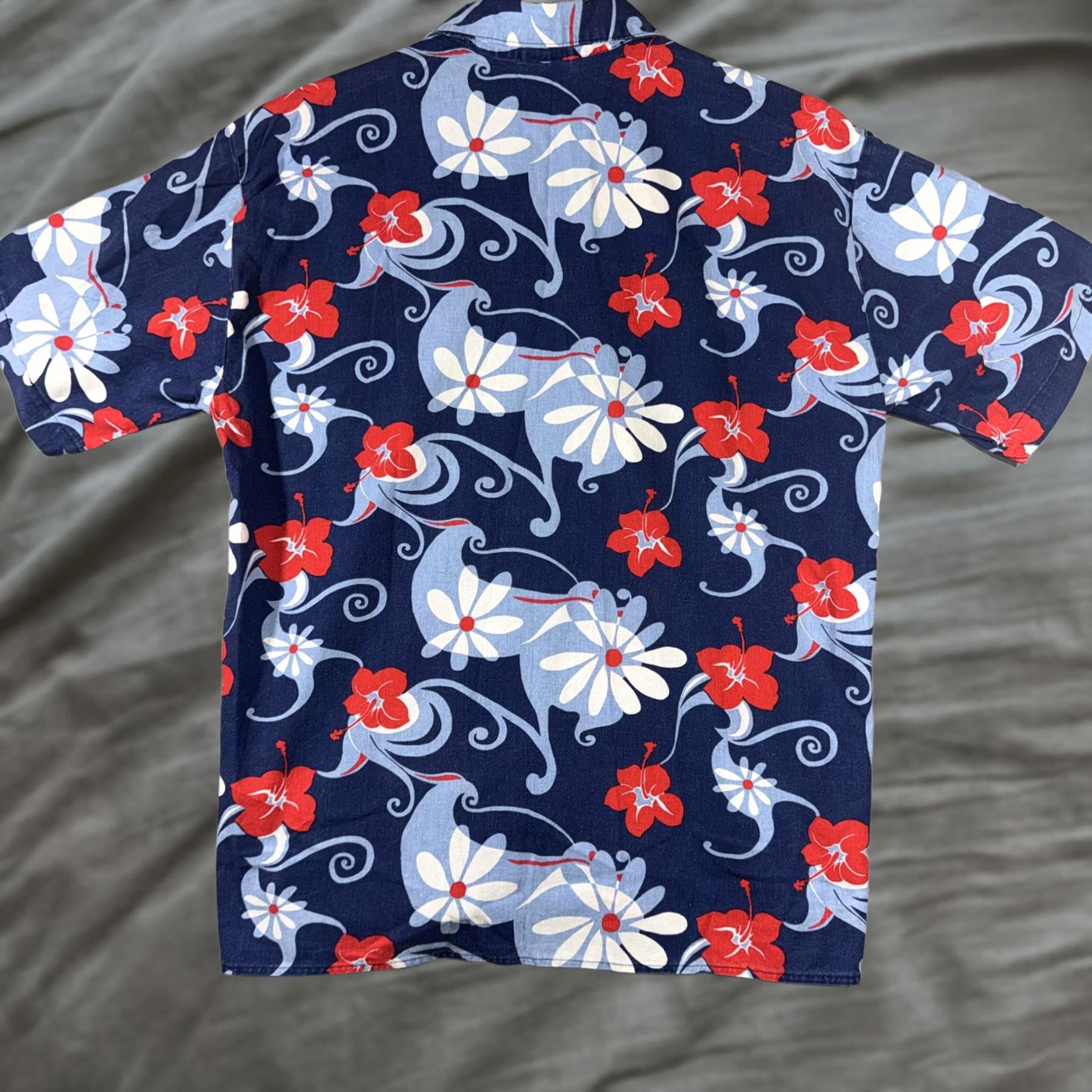 Vintage VINTAGE Surf Report International Hawaiian Shirt Men L Blue Hibiscus Floral Short Sleeve Button-Up Pockets Made in USA Size US L / EU 52-54 / 3 - 1 Thumbnail