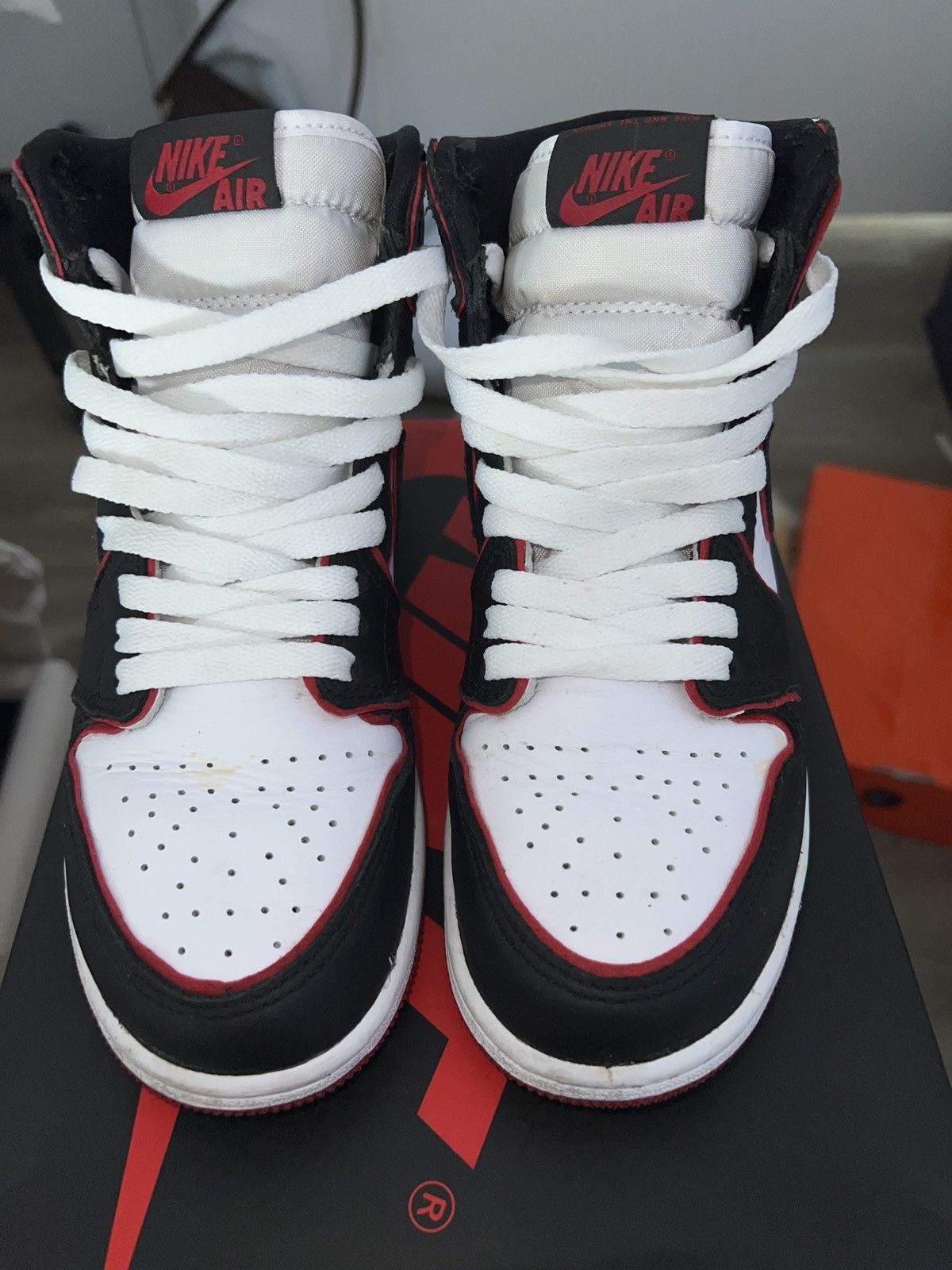 Nike Air Jordan 1 retro high og "bloodline" (GS) Size US 4.5 / IT 34.5 - 6 Thumbnail