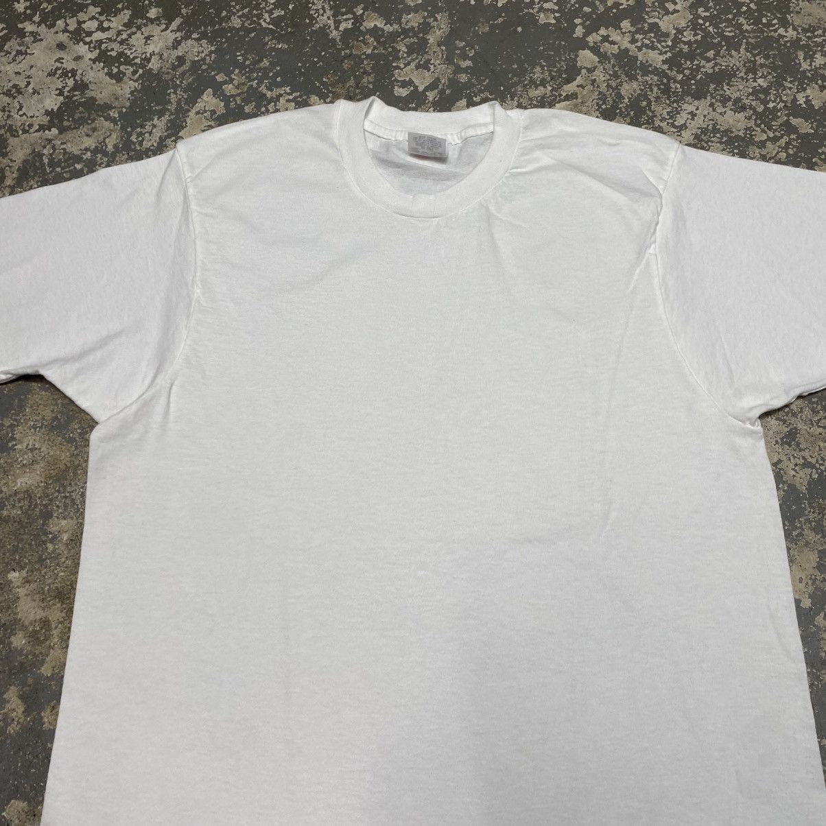 Vintage Vintage Hanes White Blank 90s Single Stitch Tshirt Size US L / EU 52-54 / 3 - 9 Thumbnail
