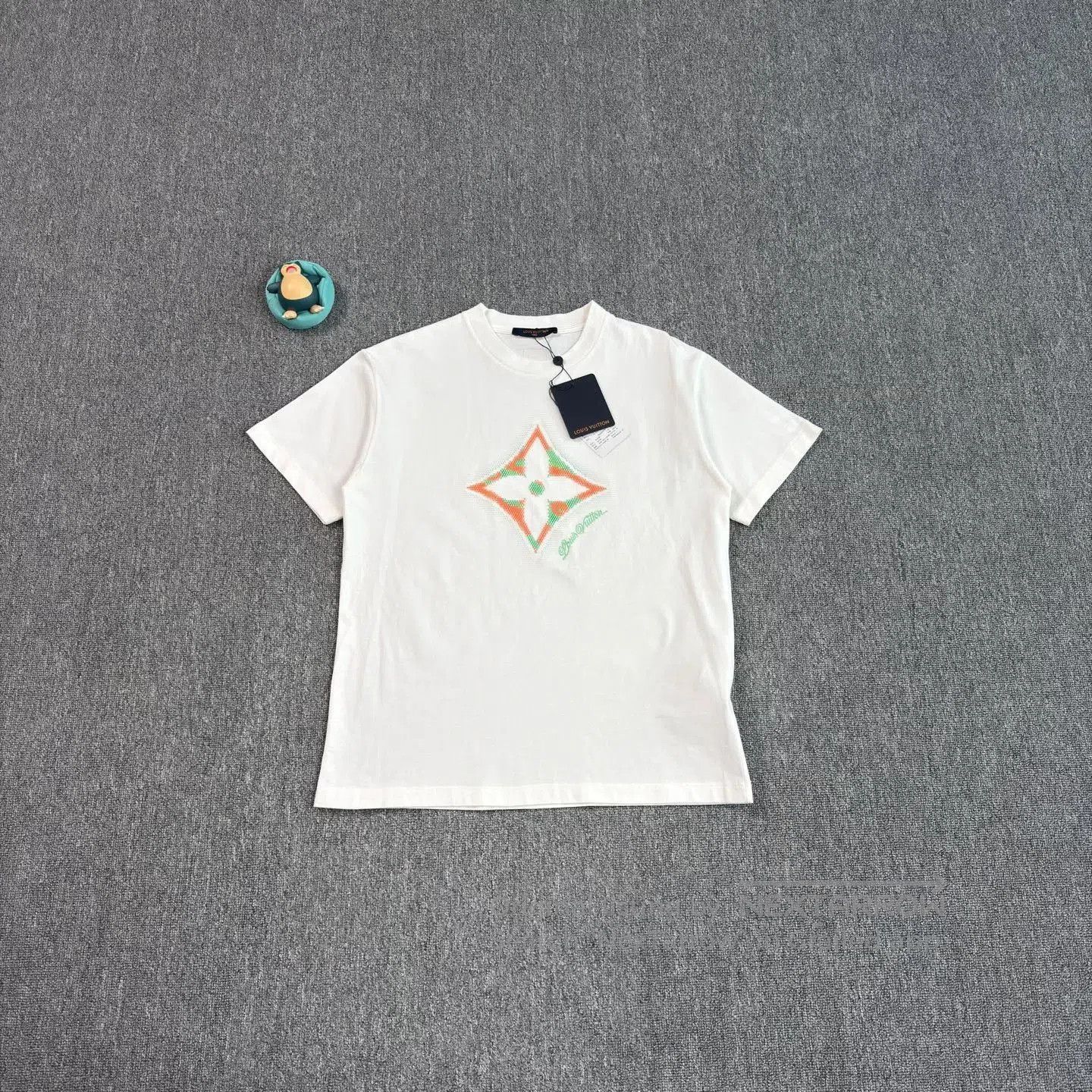 Louis Vuitton LV 25 Three-Flower Beaded White Tee. Size S / US 4 / IT 40 - 1 Thumbnail