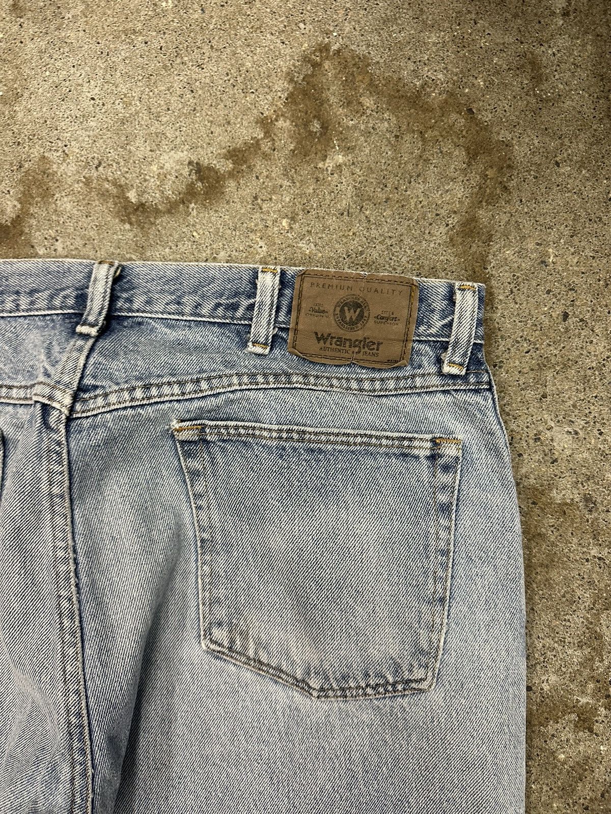 Vintage × Wrangler Wrangler Lightwash Distressed Jeans Size 36 Size US 36 / EU 52 - 4 Thumbnail