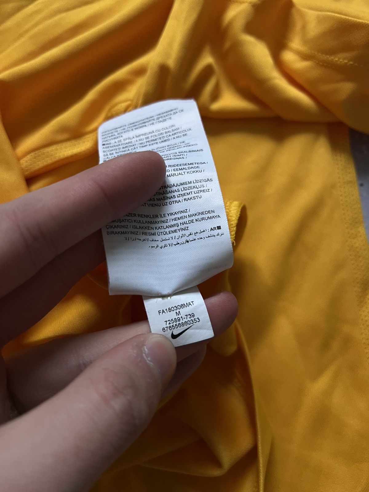 Nike Torquay United 2019-20 Nike t-shirt football jersey sz M #11 Size US M / EU 48-50 / 2 - 14 Thumbnail