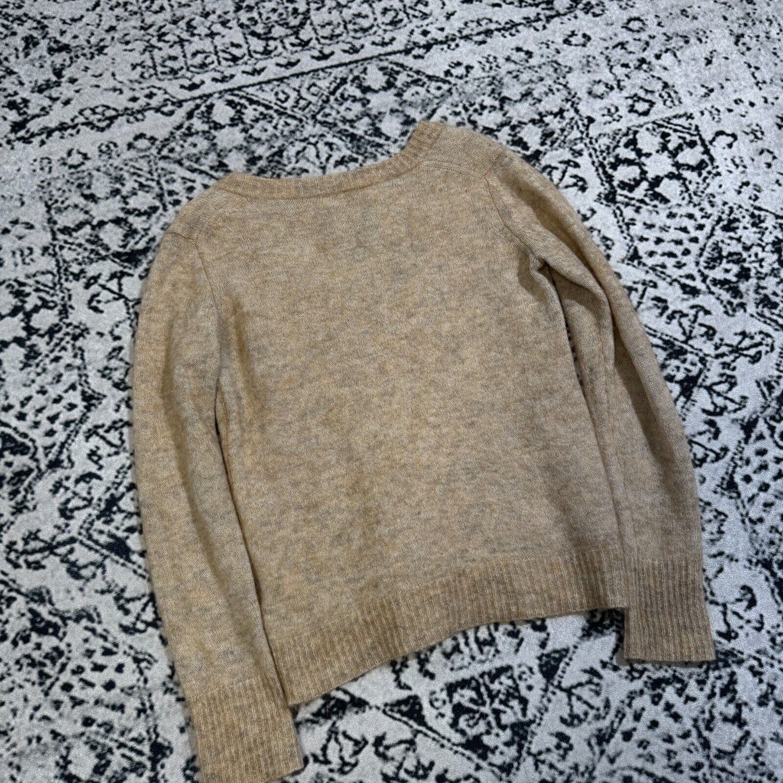 Vintage Vintage Women's Beige Wool V-Neck Sweater Size S 90s Size US S / EU 44-46 / 1 - 12 Thumbnail