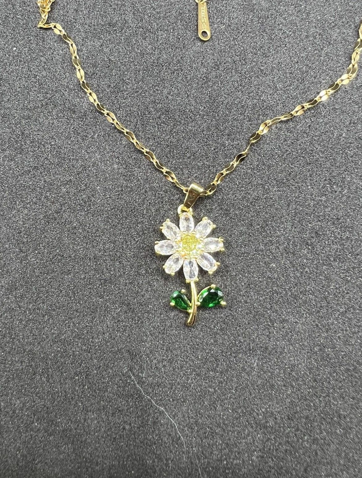 Jewelry Green Crystal Sunflower Flower Pendant Necklace Size ONE SIZE - 3 Thumbnail