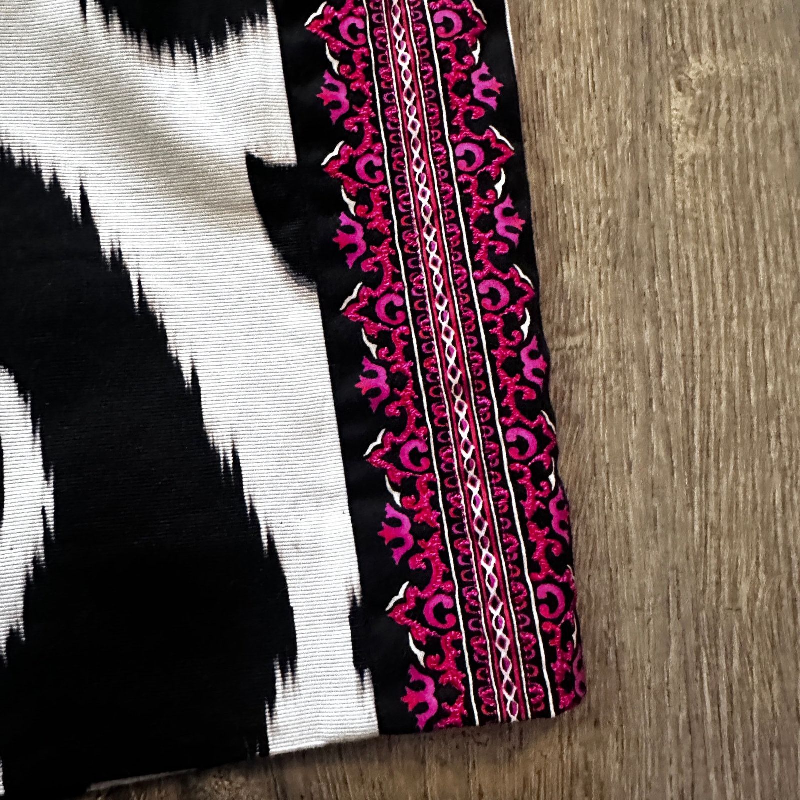 White House Black Market WHITE HOUSE BLACK MARKET Abstract Embroidered Skirt size 10 Size 32" / US 10 / IT 46 - 4 Thumbnail