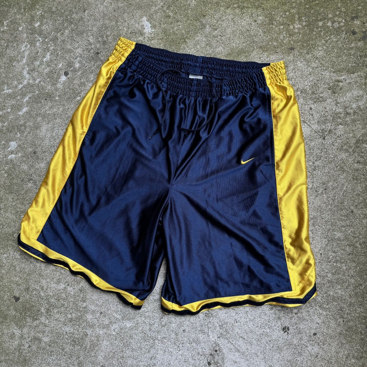 Nike Vintage Nike Satin Dazzle Basketball Shorts Swishy Size US 36 / EU 52 - 10 Thumbnail