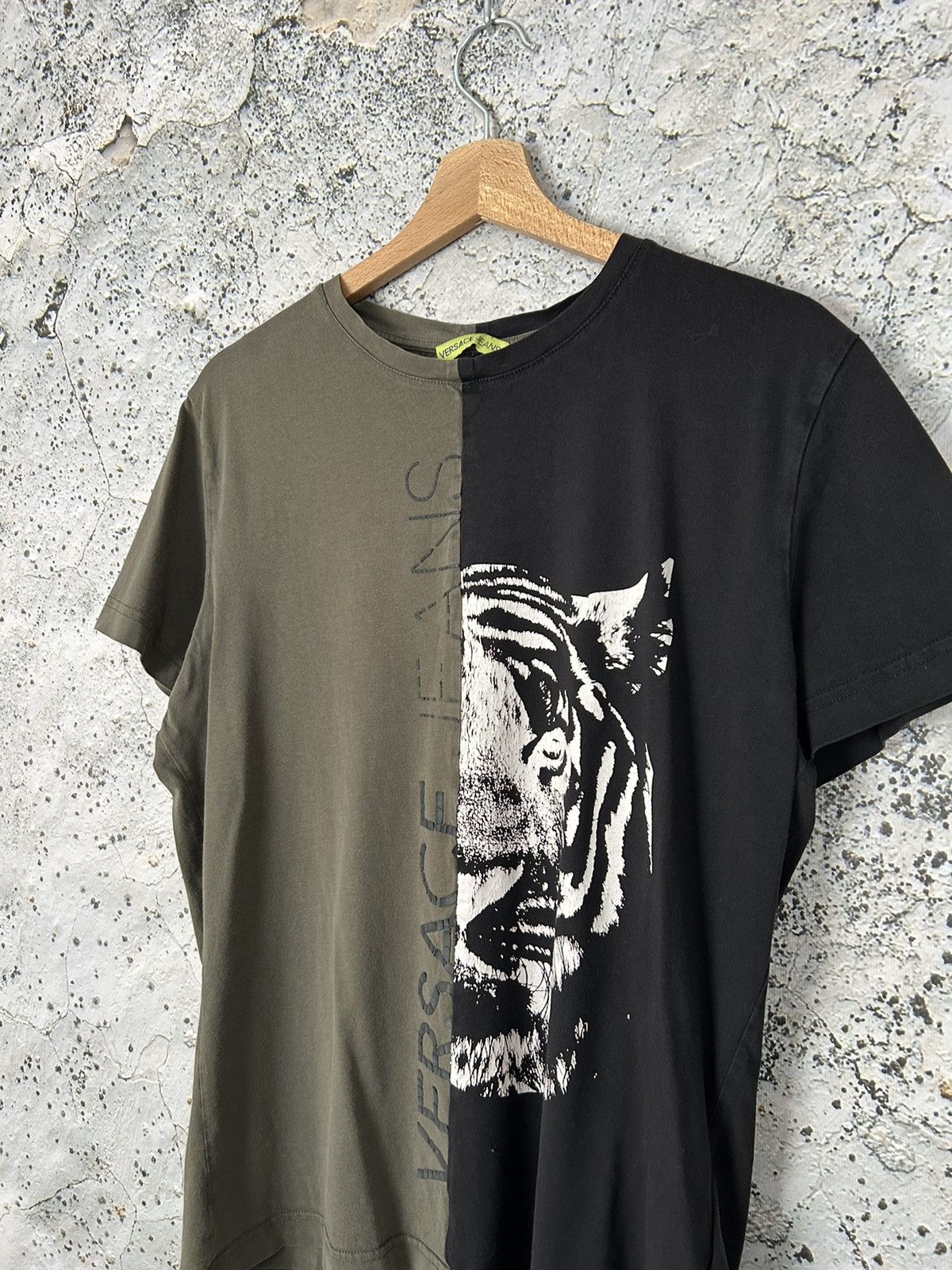 Versace Jeans Couture Vintage Versace Jeans Tiger Graphic Tee Hype Designer Size US L / EU 52-54 / 3 - 2 Thumbnail