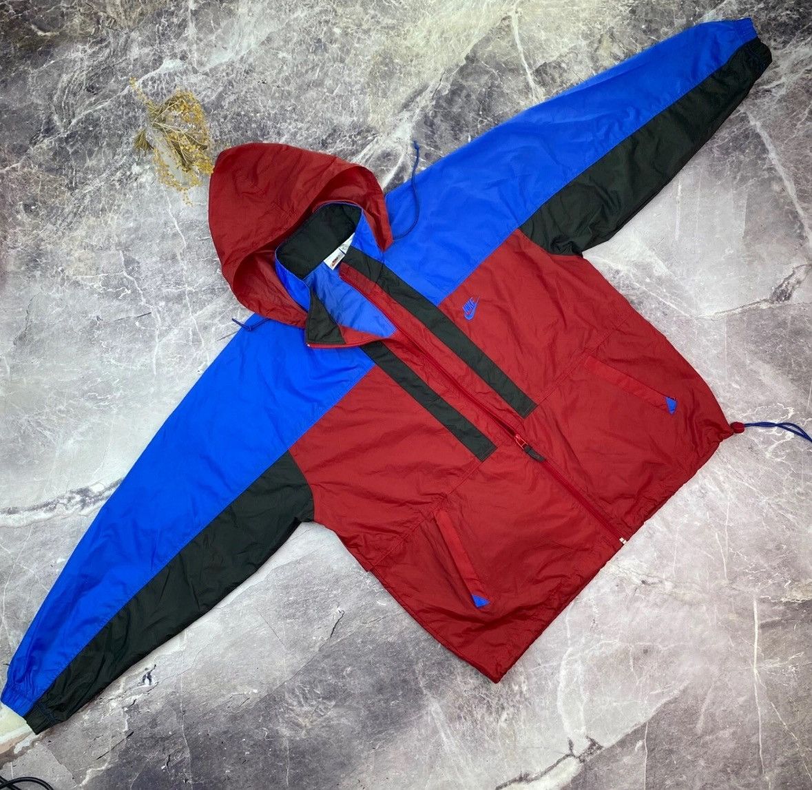 Nike Vintage Nike Windbreaker Lightweight Spring Jacket Red Size US M / EU 48-50 / 2 - 3 Thumbnail