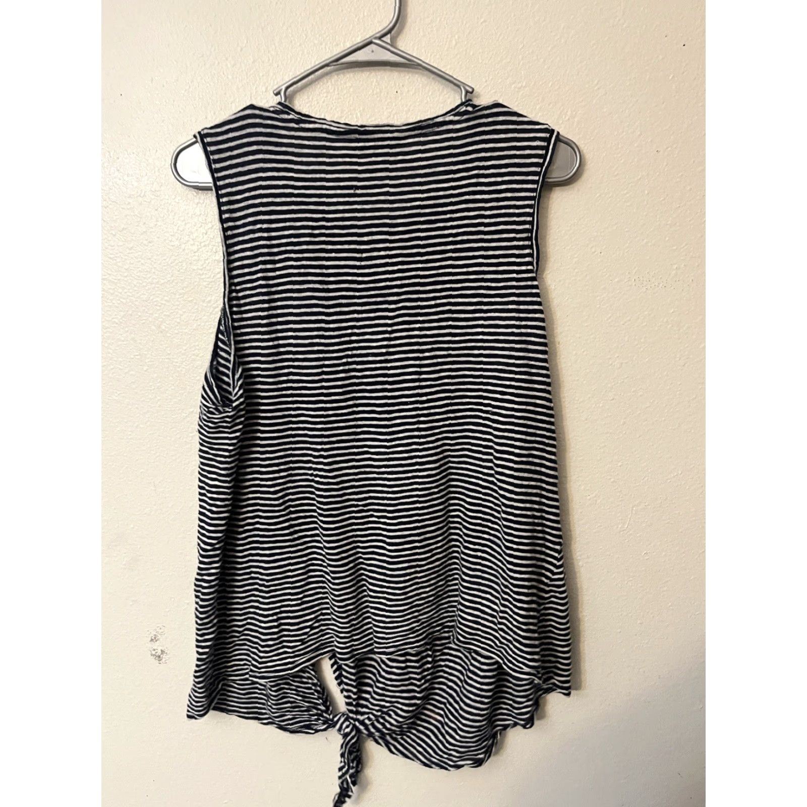 Banana Republic Banana Republic Linen Tank Top Womens Size XL Sleeveless Tie Front Stripe Blue Beach Nautical Summer 90s? No - keep to terms. Size XL / US 12-14 / IT 48-50 - 2 Thumbnail