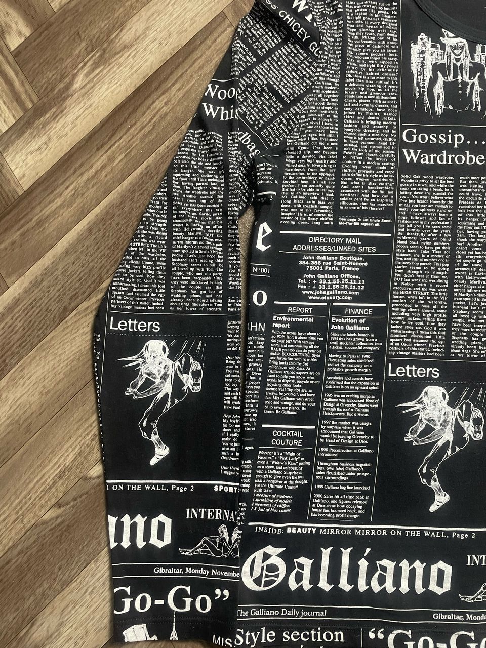 Designer × John Galliano JOHN GALLIANO news paper Fullprint Tee Size XS / US 0-2 / IT 36-38 - 3 Thumbnail