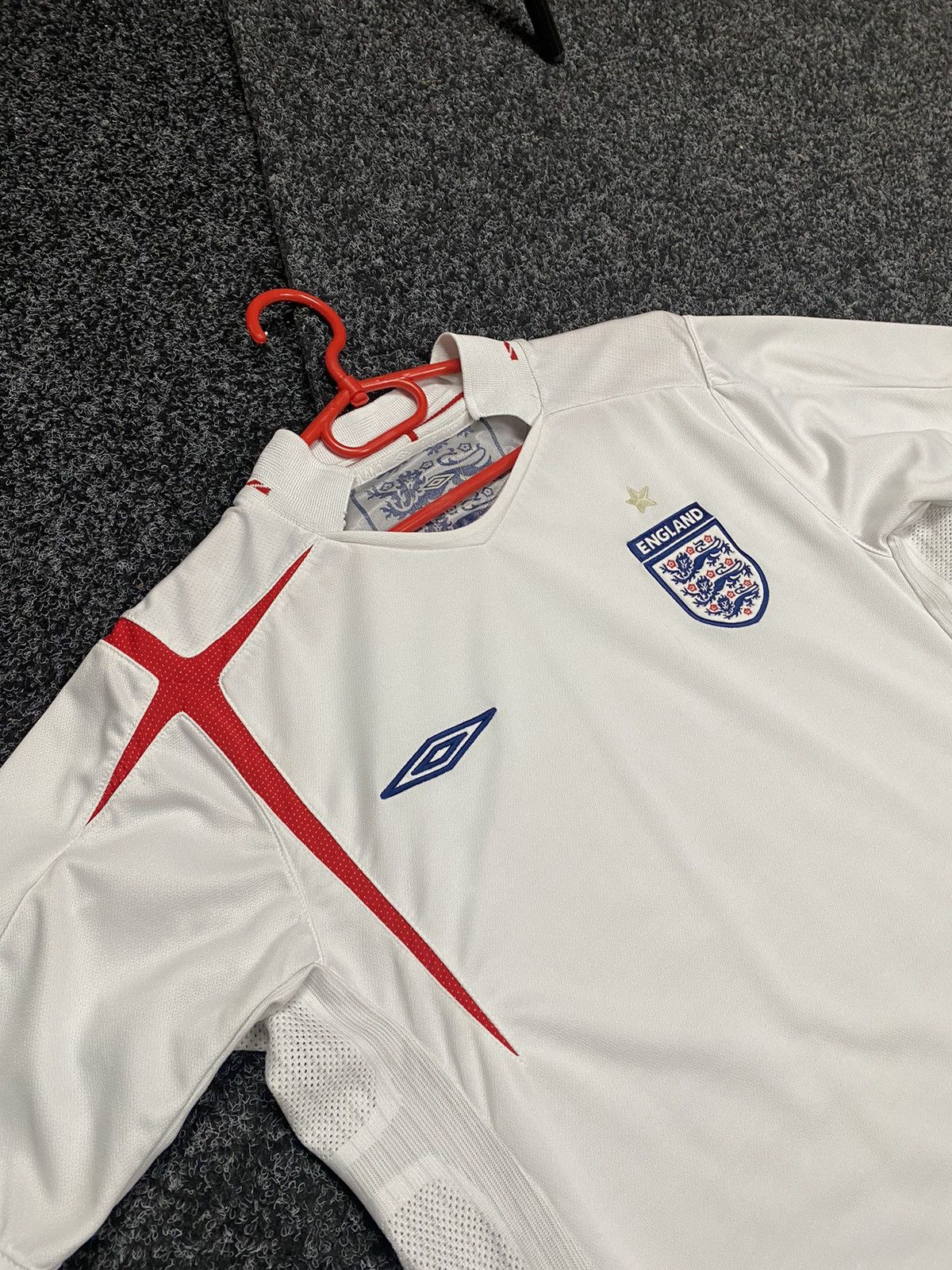 Umbro × Vintage Vintage England 🏴󠁧󠁢󠁥󠁮󠁧󠁿 Umbro Soccer Jersey size M Size US M / EU 48-50 / 2 - 2 Thumbnail