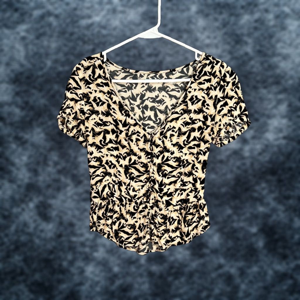 Vintage Kimchi Blue Womens Black & Beige Bird Print Ruched Button Front Top Small Blouse Shirt Womens S Black Bird Print Ruched Button Front Top 90s Logo? Size S / US 4 / IT 40 - 1 Thumbnail