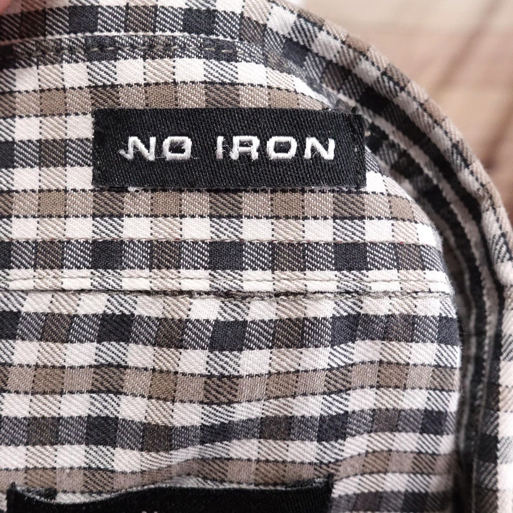 Van Heusen Van Heusen Shirt Mens Large Brown Black Plaid Button Down No Iron Easy Care Size US L / EU 52-54 / 3 - 7 Thumbnail