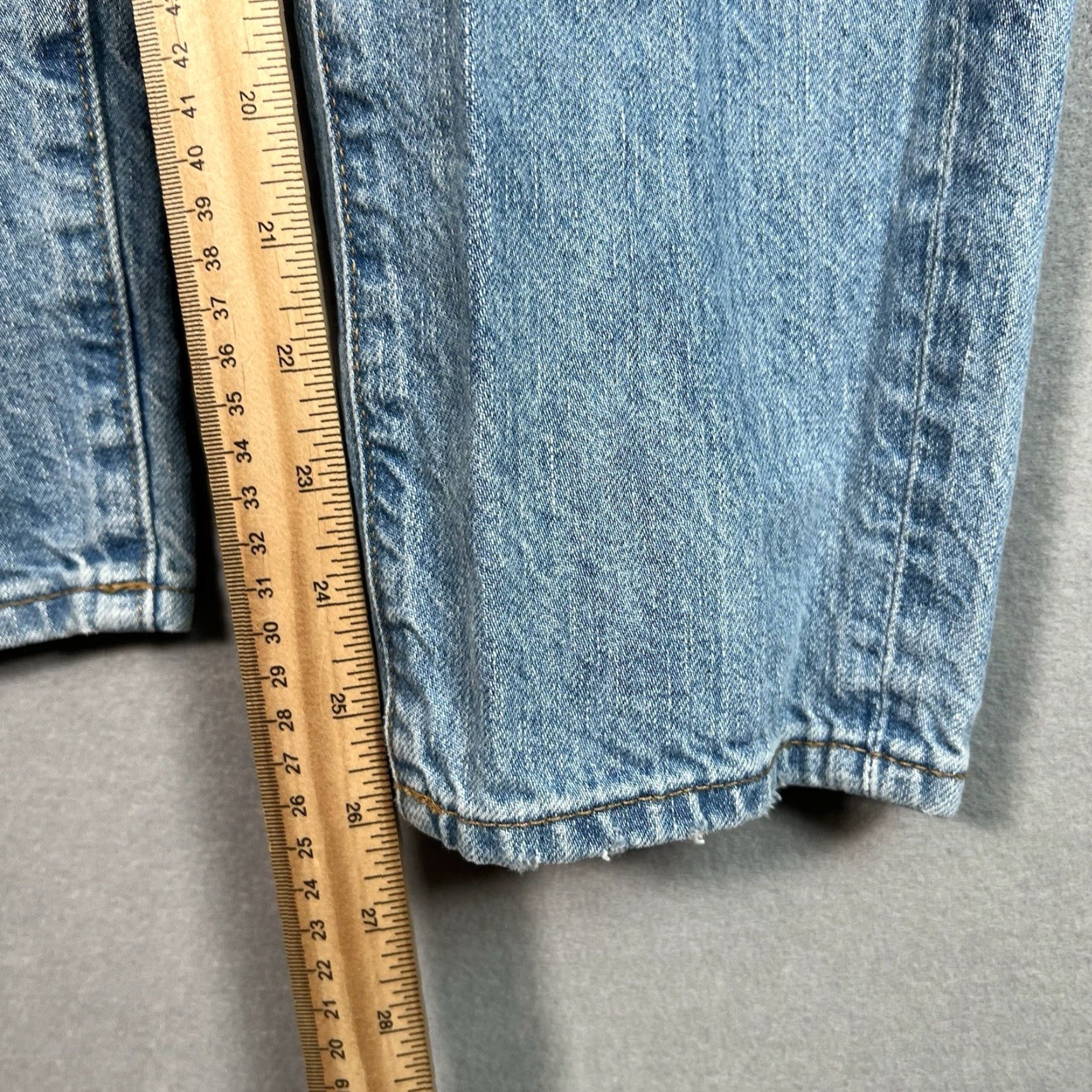 Uniqlo VINTAGE Uniqlo Slim Fit Jeans Womens 24 Light Wash Distressed 28 x 26 Denim Cotton Merchan Size 42" / US 20 - 4 Thumbnail