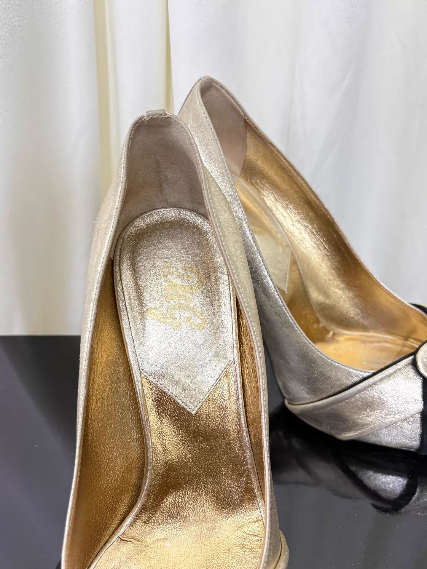 Dolce & Gabbana D&G Vintage Y2K Metallic Golden Bow Fishmouth Heel Sandal Size US 7 / IT 37 - 9 Thumbnail