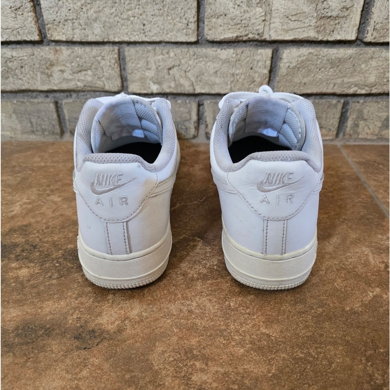 Nike White Classic | NIKE | Air Force 1 Sneaks Size US 10.5 / EU 43-44 - 4 Thumbnail
