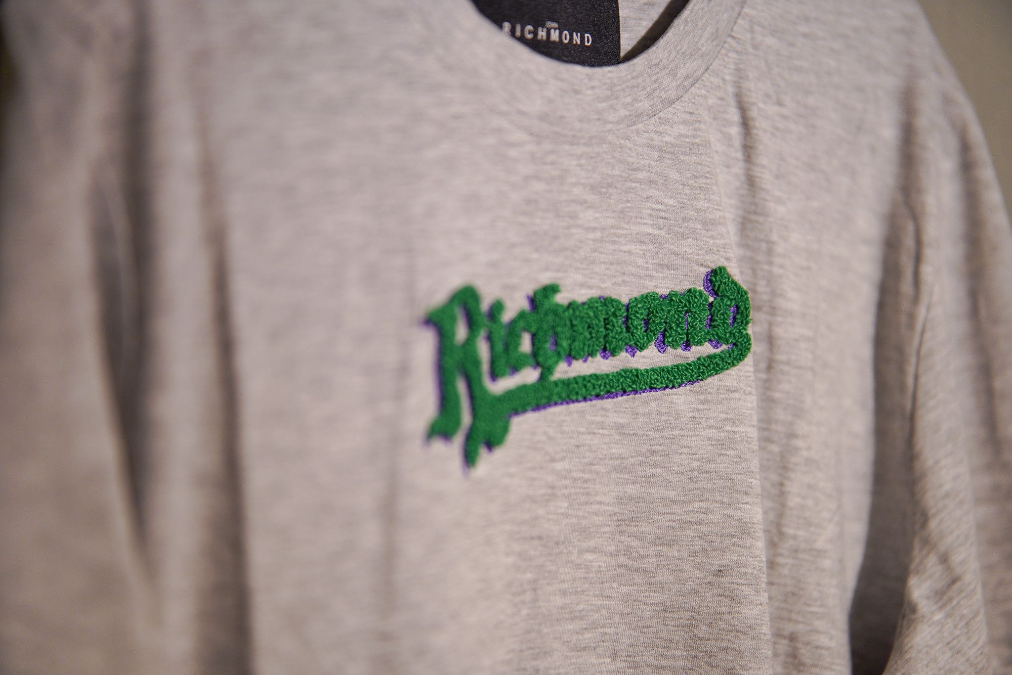 John Richmond John Richmond Grey T-Shirt with Green Embroidered Logo Size US M / EU 48-50 / 2 - 2 Thumbnail