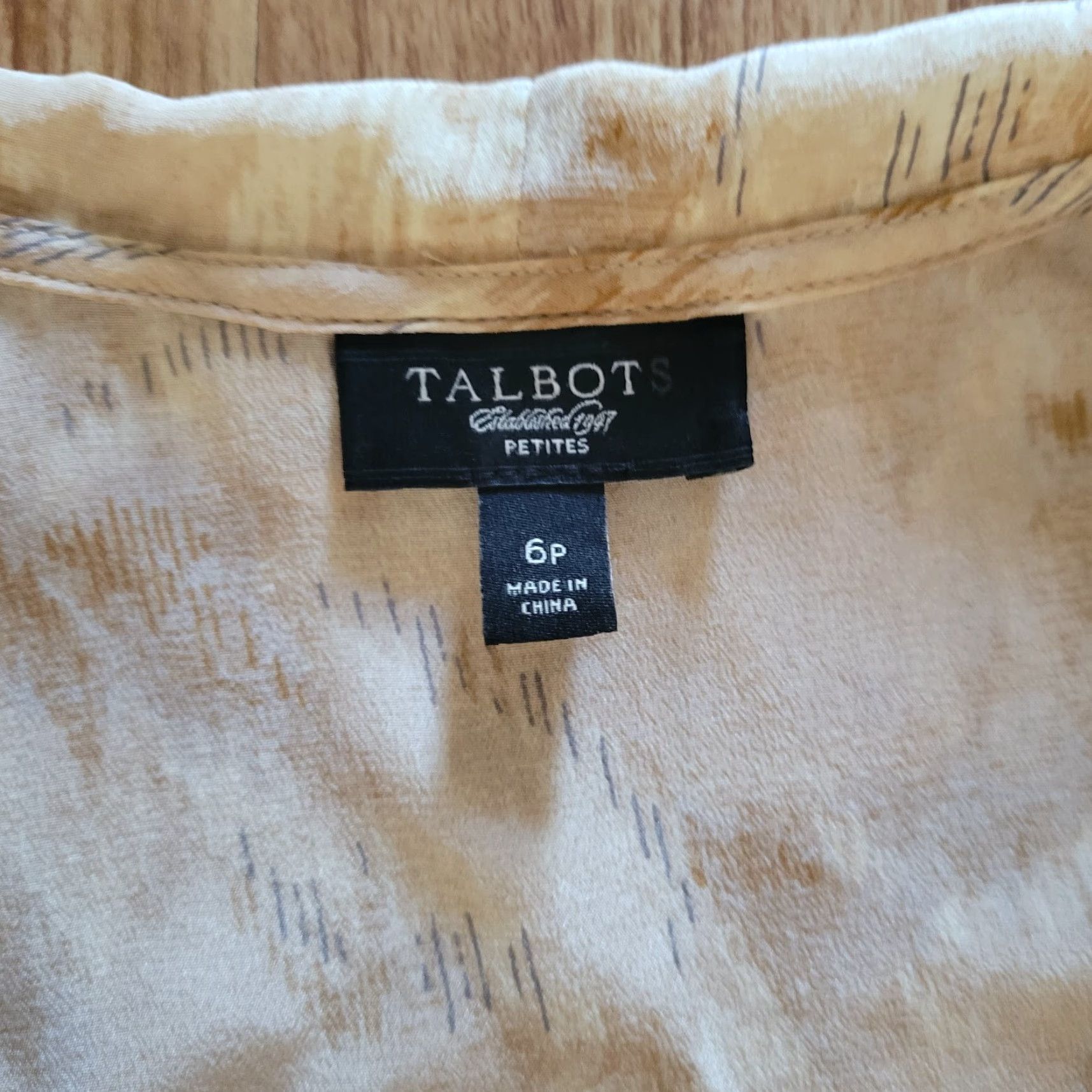 Talbots Talbots Top Shirt Womens 6 Petite Beige Silk Sleeveless V-Neck Ruffle Blouse Size M / US 6-8 / IT 42-44 - 4 Thumbnail