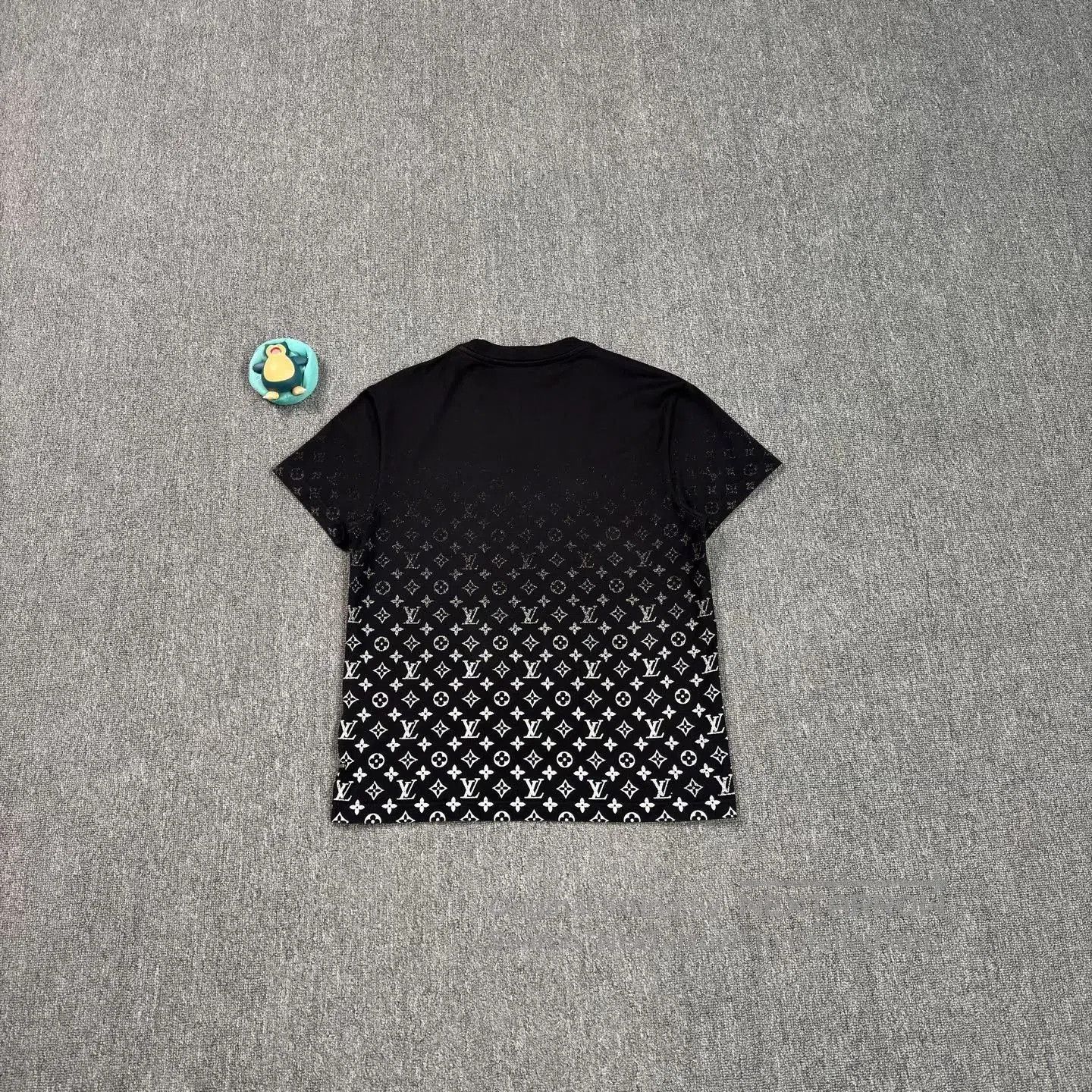 Louis Vuitton LV Black White Gradient Monogram Short-Sleeve. Size XS / US 0-2 / IT 36-38 - 2 Thumbnail